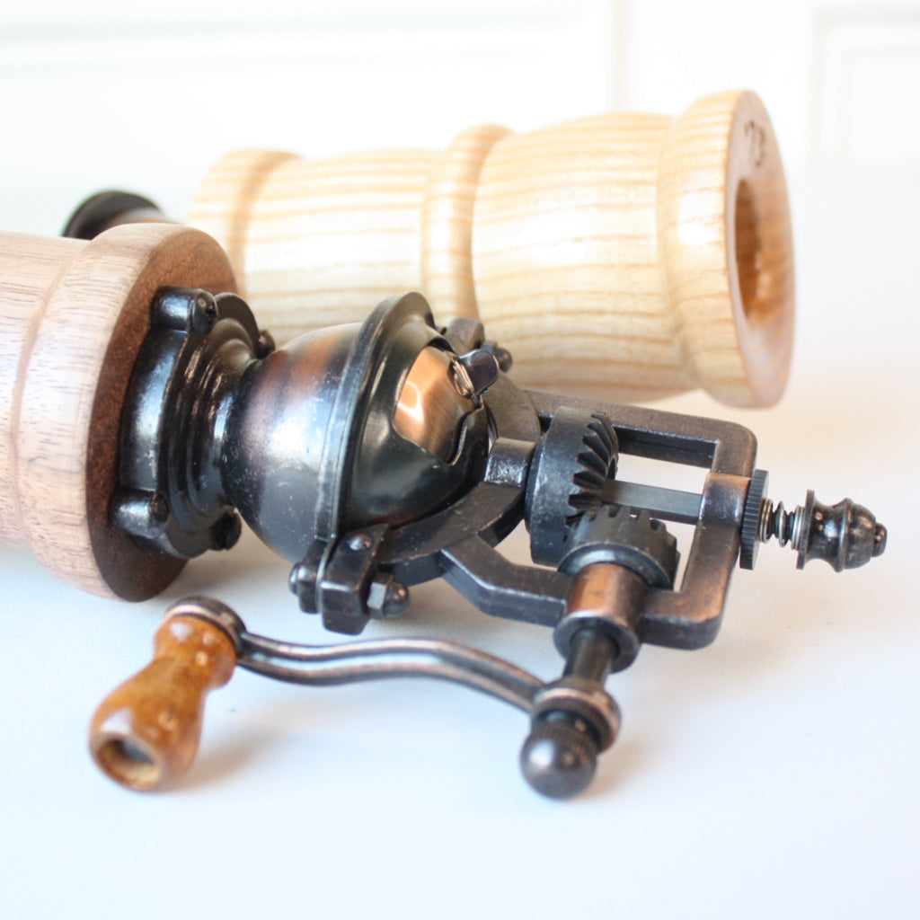 Antique Style Hardwood Pepper Grinder for Kitchen and Dining