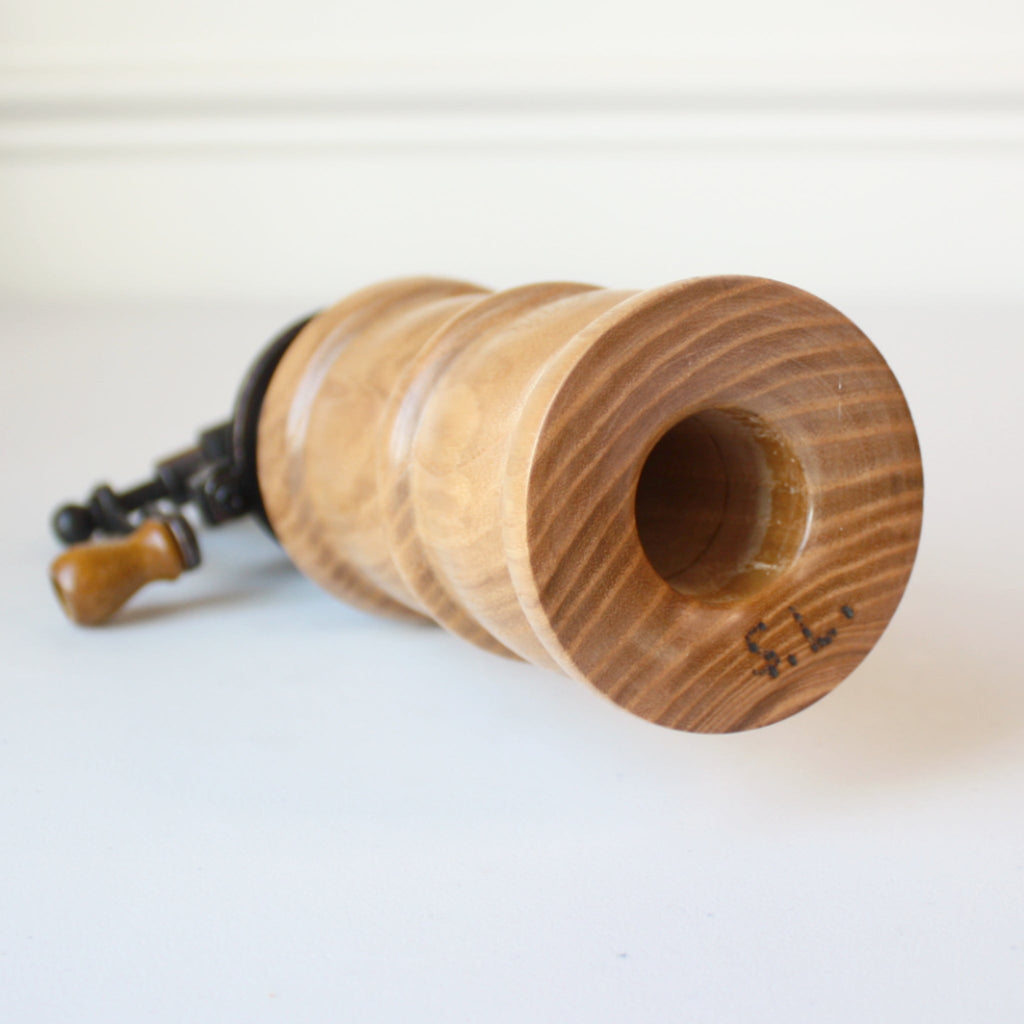 Antique Style Hardwood Pepper Grinder for Kitchen and Dining